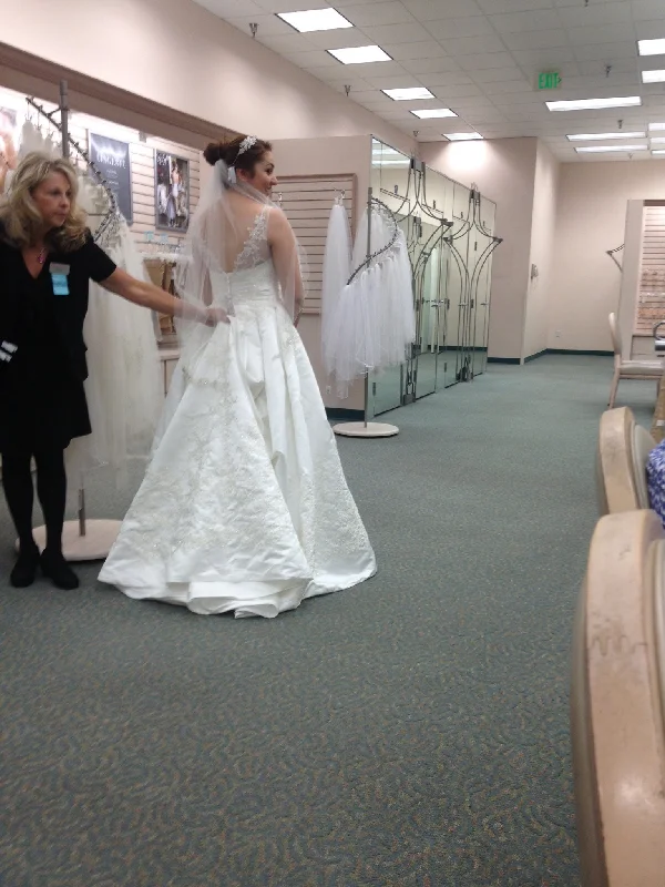 Shop Before It’s Gone!Oleg Cassini Oleg Cassini Satin A Line Gown Size 8