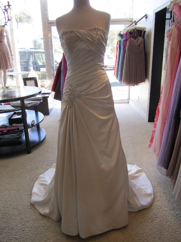 Massive Price Cuts!Pronovias Bambula