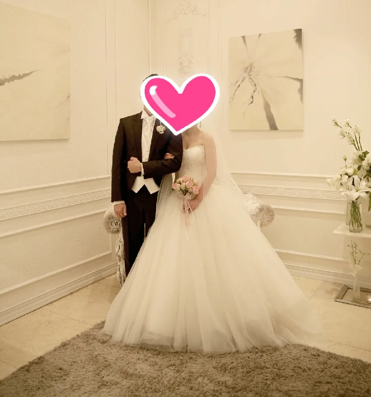 Huge Price Cuts Await!Vera Wang White label Ball Gown with Chantilly Lace Appl.